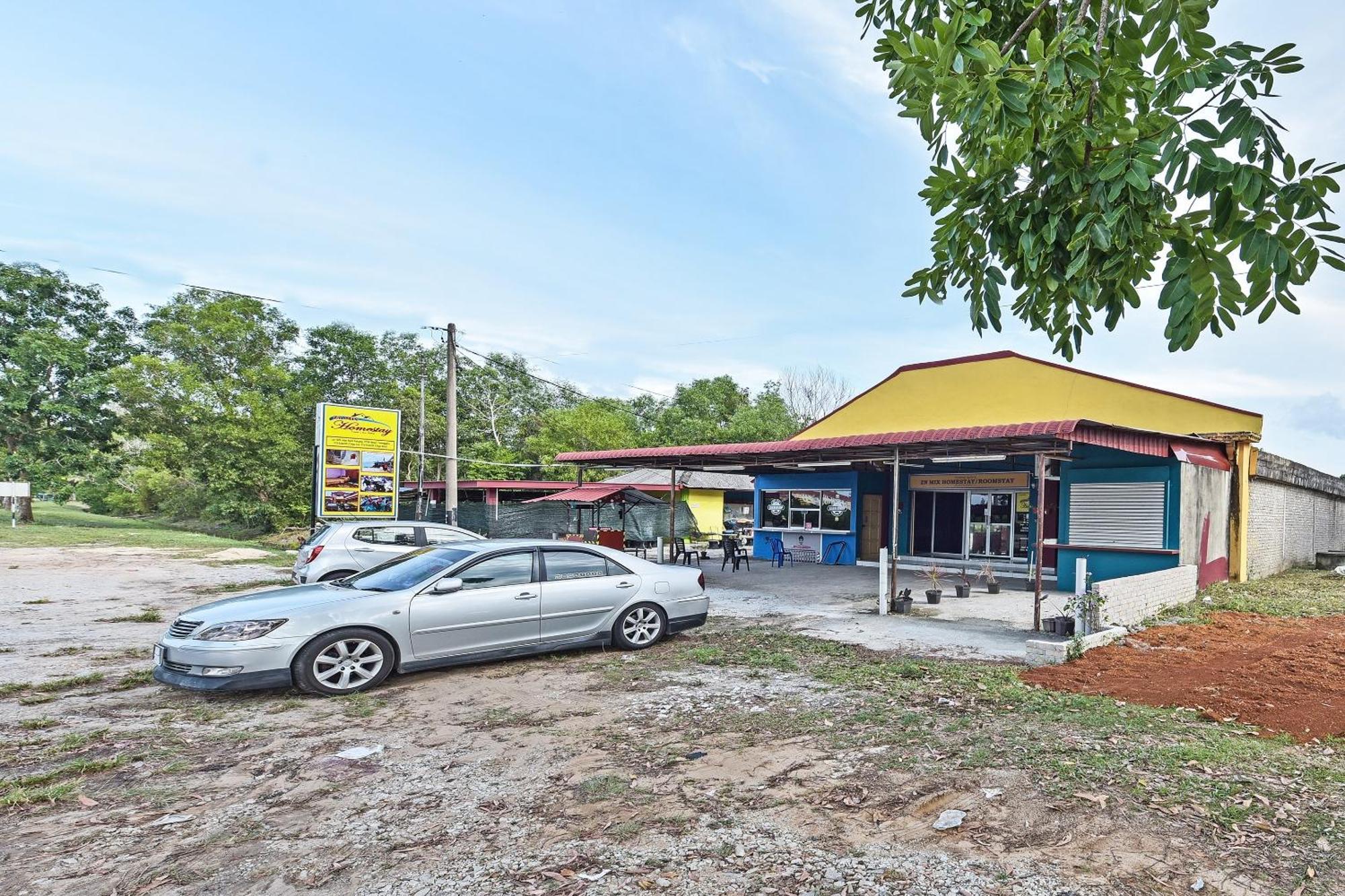 Oyo 90551 Zn Mix Homestay & Roomstay Kampung Raja Dış mekan fotoğraf